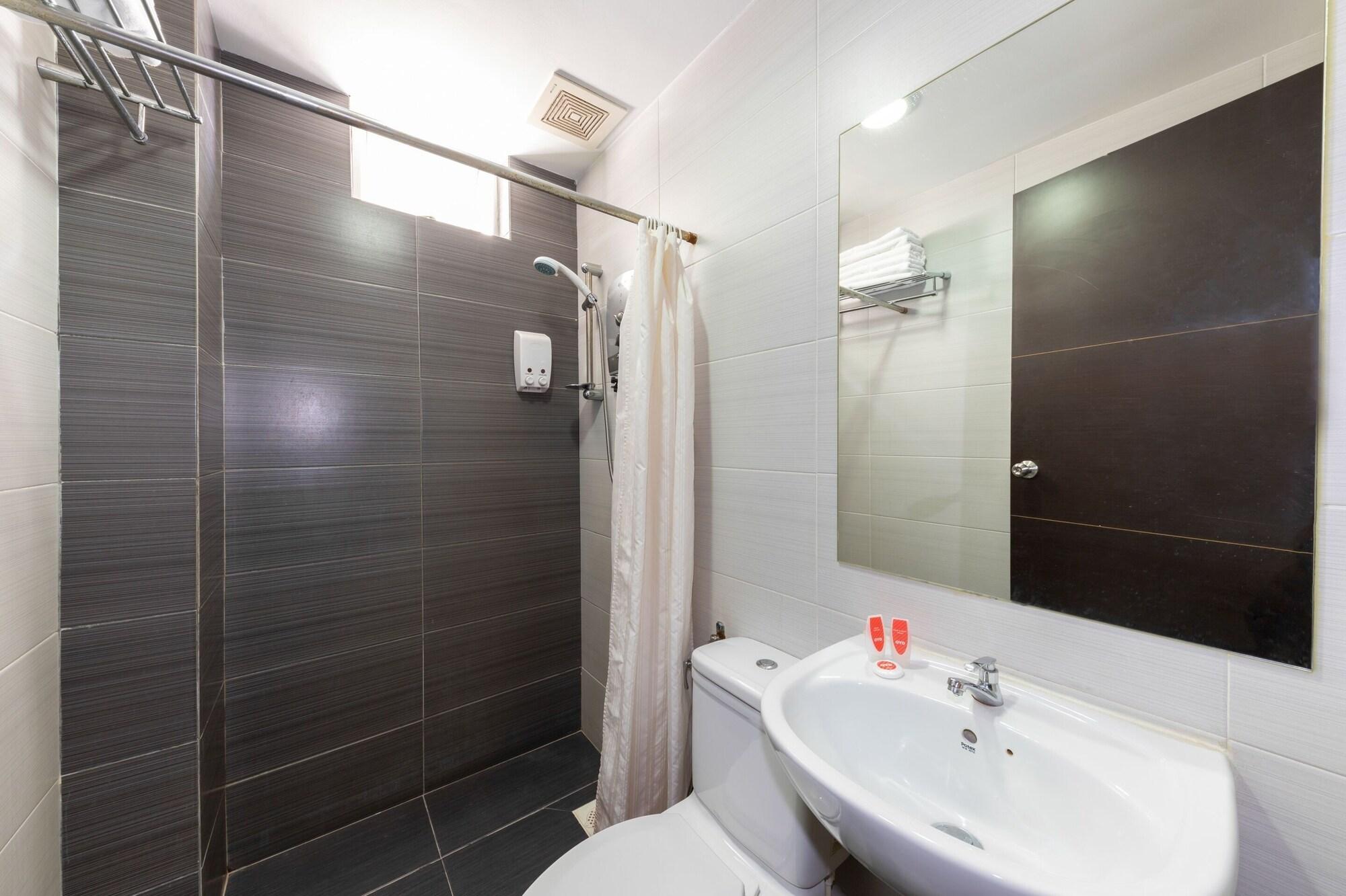 Oyo 430 Oak Valley Boutique Hotel Τζόχορ Μπάχρου Εξωτερικό φωτογραφία